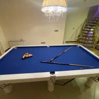 میز بیلیارد به همراه دو عدد چوب و توپ ها