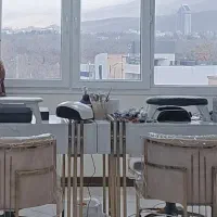 اجاره-میز-و-صندلی-از-سالن-زیبایی-با-ویو-عالی