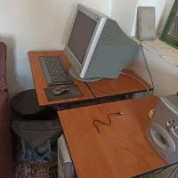 میز با کامپیوتر