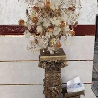 گل مصنوعی به همراه پایه