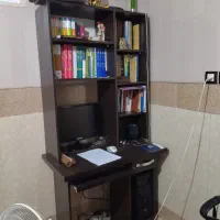 میز تحریر کتابخانه دار وصندلی سالم وتمیز