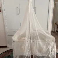 گهواره و تخت کنار مادر