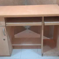 میز تحریر و کامپیوتر