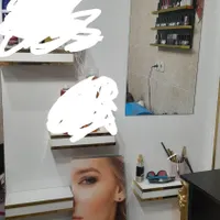 دوعدد ویترین سالن زیبایی و تخت اپلاسیون|آرایشگاه و سالن‌های زیبایی|سبزوار, باهنر|دیوار