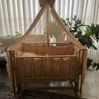 تخت کنار مادر