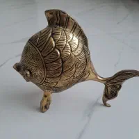 مجسمه برنز و ظرف کنار سالنی