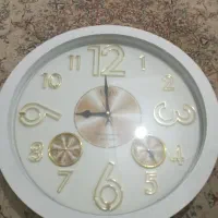 یک عدد ساعت سالم سفید فقط از پشت یه خوردهزدگی داره