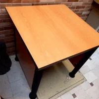 کتابخانه و میز