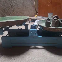 ترازوی قدیمی سالم.