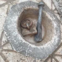 هاون سنگی قدیم با دسته و سنگ نیم منی قدیم|کلکسیون اشیاء عتیقه|کرمان, |دیوار