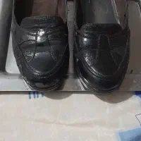 این کفش‌ها سایز ۴۱و ۴۲ هست قیمت جفتی ۱۲۰ تومن
