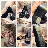 لباس‌ نو زیاد|کیف، کفش، کمربند|قم, باجک یک|دیوار