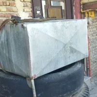 تانک آب برای کارواش ویک عدد کرسی چوبی قدیمی