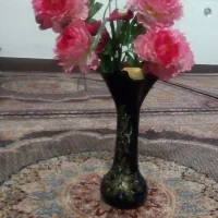 یک عدد شاخه گل مصنوعی همراه با گلدان بزرگ