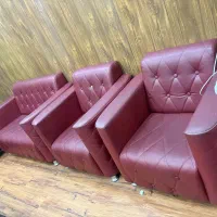 مبلمان و میز جلو مبلی چرم آلبالویی ۵ تومان