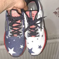 کتونی بروکس تابع تا امریکا