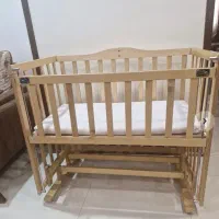 تخت چوبی کنار تخت مادر