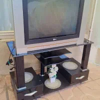 تلویزیون همراه با میز