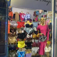 ویترین مغازه مخصوص لباس و لباس زیر