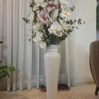 گلهای خارجی مصنوعی به همراه گلدان سرامیکی سفید