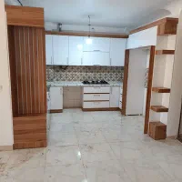 به یک همکار نیمه ماهر در کابینت سازی
