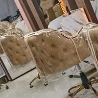 فروش ۳ قلم لوازم آرایشی و ۳ عدد صندلی