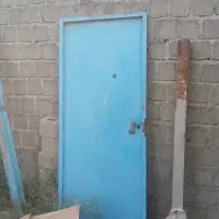 مقداری ضایعات در و پنجره و مصالح ساختمانی