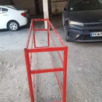 یک عدد ویترین سبک که دارای ۳ عدد شیشه فرشی