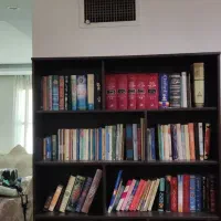 کتابخانه و کمد