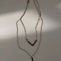 گردنبند طلایی همراه با یه جعبه‌ی خوشگل