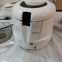 سرخ کن سیب زمینی و صندلی فلزی فروشی