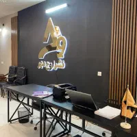 کارگر آقا برای کار در انبار انتشارات