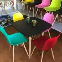 میز و صندلی ناهارخوری طرح‌ ژاکلین کافه پلاستیکی