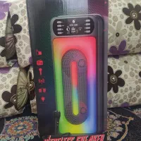 اسبکر همراه با یک میکروفون