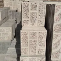 کارگر جهت کار در موزاییک سازی