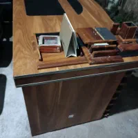 میز اداری و صندلی چهار عدد در حد نو و ی