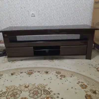 میزتلویزیون وساعت ایستاده