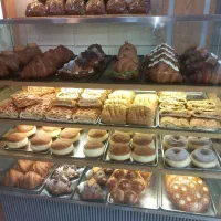 فروشنده خانم برای نان فانتزی نیازمندیم