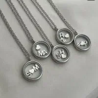 گردنبند شیشه ای به همراه حروف لاتین
