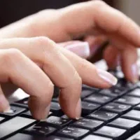 خانم برای کارهای دفتری به صورت دورکاری