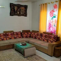 مبل ال ۷ نفره با دو میزبان و میز بزرگ