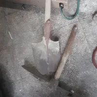 بیل و کلنگ قدیمی سالم