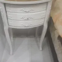 یک عدد میز تلفن سفید