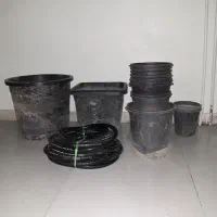 گلدان پلاستیکی و شیلنگ آب