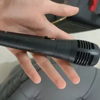 باند نو همراه با میکروفون