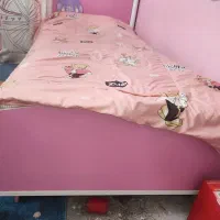 تخت صورتی ناز