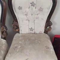 چند عدد مبل میزبان