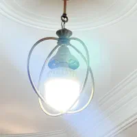 یه دونه اباژو ایستاده دو عدد لوستر