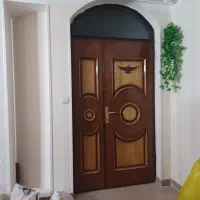 درب چوبی به همراه قفل وکلید