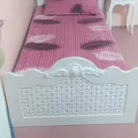 دو عدد تخت نوجوان همراه با کمد و ویترین